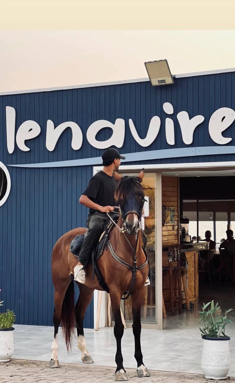Cavalier à cheval devant le point de rendez-vous