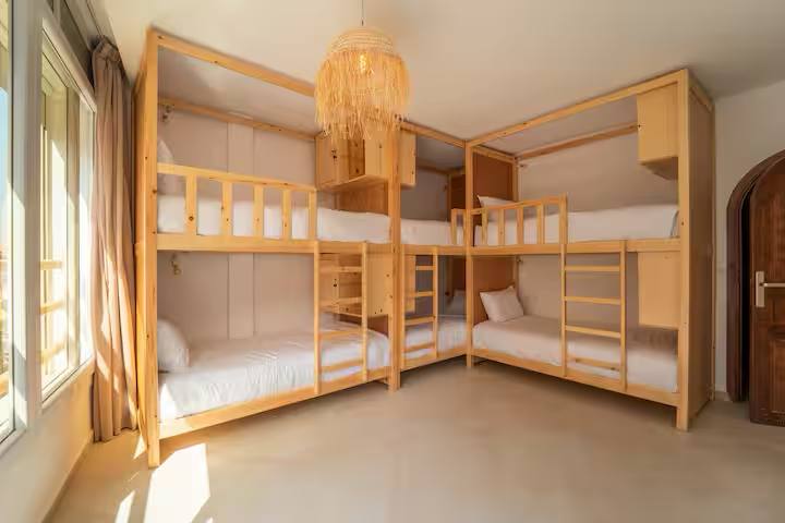 Dortoir lumineux avec lits superposés en bois