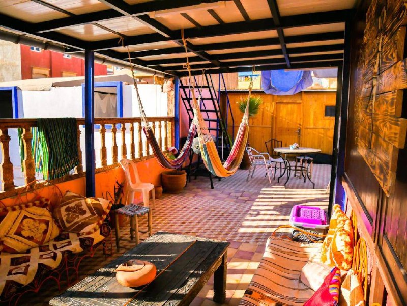 Patio chaleureux avec hamacs et espaces de détente