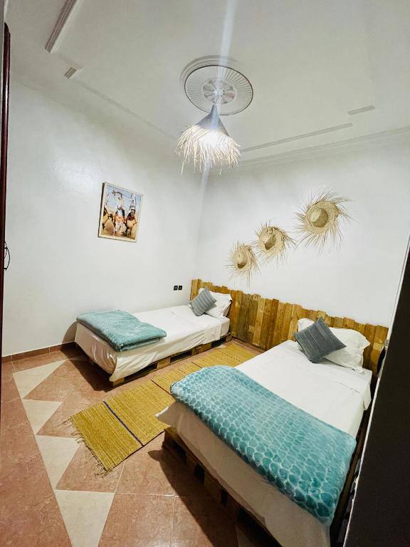 Chambre partagée avec deux lits et décoration naturelle