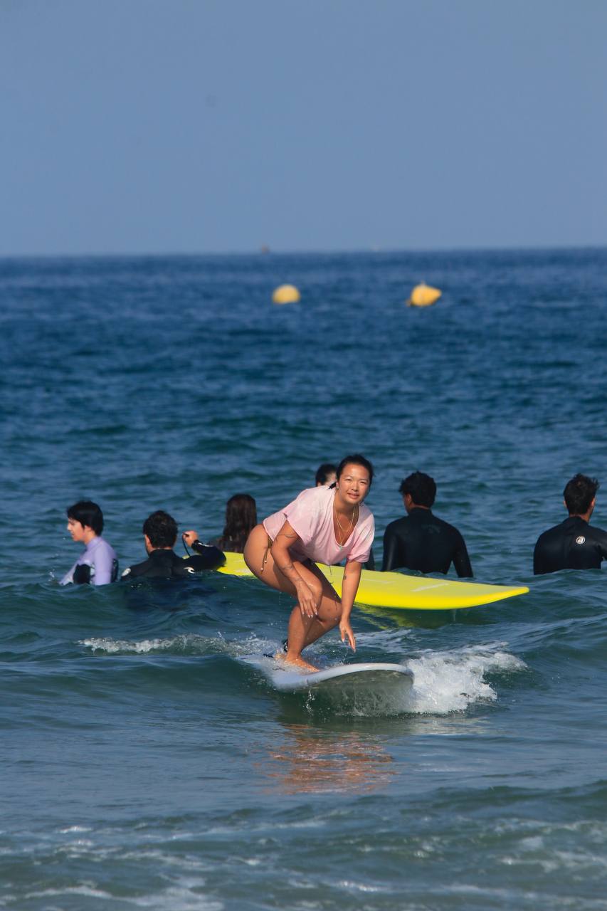 Surfeuse débutante prenant une petite vague