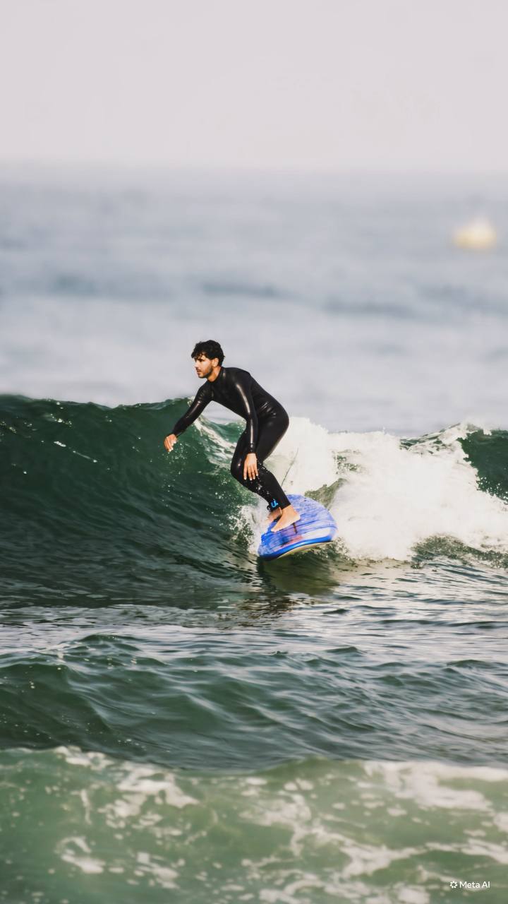 Surfeur descendant une vague verte sur une planche bleue